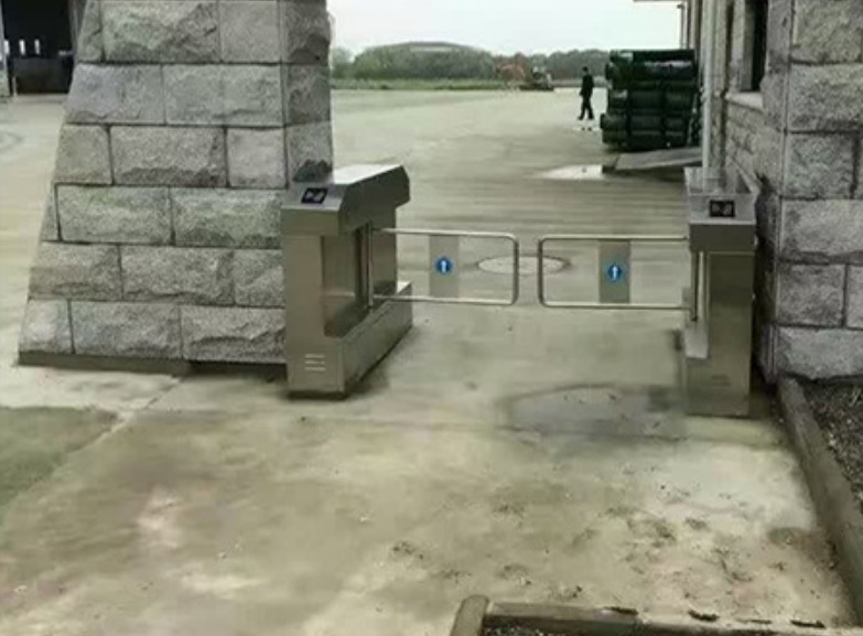 swing barrier gate